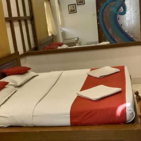 Hotel Aston Калькутта Экстерьер фото